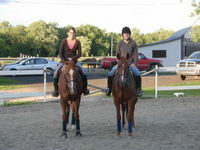 Kiwi fait partie de ma vie depuis 10 ans et depuis 3 ans elle est &agrave; moi!!! Je l'adore tout simplement!! =) 
C'est le cheval &agrave; droite  !!