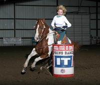 moi sest alezan=QUArter horse
ou paint horse=alezan et blanc comme la photo du bas jignore le nom de la robe alors ... jvou la met lol