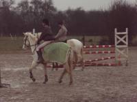 Un couvre rein c'est pour le couvrir quand tu le montes. G&eacute;n&eacute;ralement on l'enl&egrave;ve apr&egrave;s la d&eacute;tente. Souvent il est mis au chevaux enti&egrave;rement tondu....