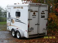 nous nous avon un trailer 2 place, recouver en aluminium, l'intérieur est tout en caoutchouc il mesure 7 pieds de haut. on la acheter chez remorque...