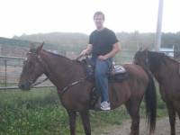 Mon chum monte a cheval   western et principalement de la randonner. Sinon a mon &eacute;curie il y a aussi deux monsieur (env 65 ans et plus) qui monte...