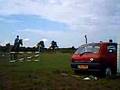 Le cheval saute une auto =P j'aurais peur si sa l'aurait été mon auto...