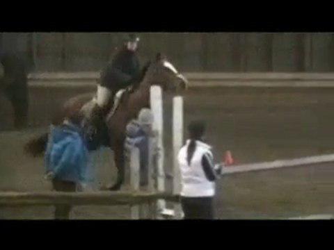 Moi et ma jument au concours-école du 7 mars 2010 chez EGC en sauteur/équitation 2,9 pieds. Les 2 premiers sauts du...