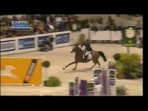 Idéal de la Loge (selle français A) monté par Roger-Yves Bost le 7 février 2010 remporte le Grand Prix du Jumping...