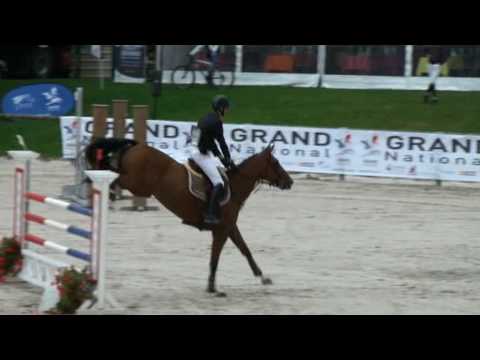 Voici valentin marcotte sur un jumping je l'admire tellement de l&eacute;geret&eacute;!