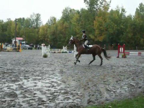 Sur ma jument au stadium du concours complet Fun Show à Napierville, 2 octobre 2011. :)