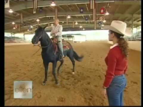 Stacy Westfall et sa jument Roxy! Trop beau a voir ces 2 la et c'est trop drôle lorsque l'animatrice embarque dessus...
