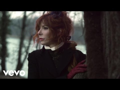 Joli clip de Mylène Farmer avec son cheval. La chanson s'est je te dit tout, et c'est vrai on dit tout a nos chevaux.