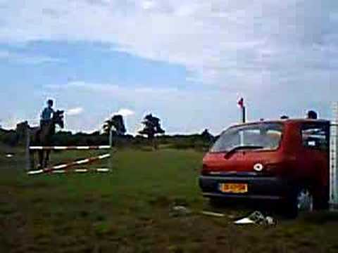 Le cheval saute une auto =P j'aurais peur si sa l'aurait été mon auto !!!